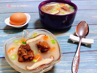 10、香菇排骨粥,营养丰富的香菇排骨成入容器中搭配一个鸡蛋就是标配的早餐