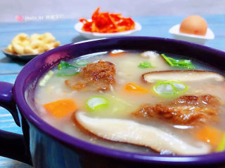 14、香菇排骨粥,香菇搭配排骨一切吃唇齿留香回味无穷