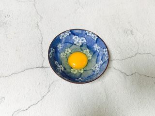 2、红枣桂圆鸡蛋红糖水+补血益气养颜汤,鸡蛋打入碗里