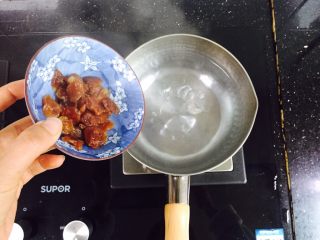 3、红枣桂圆鸡蛋红糖水+补血益气养颜汤,锅中加入1000ml饮用水大火烧开放入洗干净的桂圆肉干