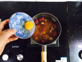 8、红枣桂圆鸡蛋红糖水+补血益气养颜汤,关火或是小火放入鸡蛋，不要让水翻滚，让鸡蛋受热凝固