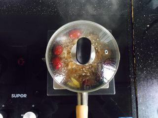 9、红枣桂圆鸡蛋红糖水+补血益气养颜汤,盖上盖子小火煮至鸡蛋熟