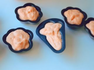 8、宝宝辅食^_^胡萝卜肉松米糕,装入裱花袋,挤在模具里