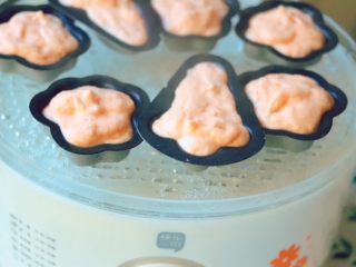 9、宝宝辅食^_^胡萝卜肉松米糕,水开后上锅蒸13分钟,关火焖2分钟