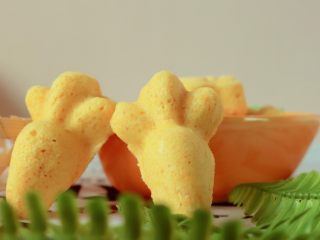 11、宝宝辅食^_^胡萝卜肉松米糕,柔软细腻,颜色金黄造型又可爱,快给宝宝做来吃吧!