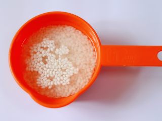 2、紫薯双米草莓粥,把大米和糯米，提前用清水浸泡半个小时。