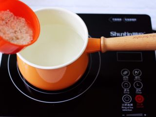 4、紫薯双米草莓粥,锅中放入适量的清水，把浸泡后洗净的大米和糯米放入锅中。