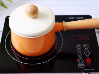 5、紫薯双米草莓粥,盖上锅盖大火烧开。