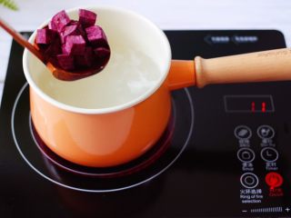 8、紫薯双米草莓粥,这个时候加入切丁的紫薯。