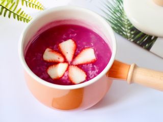 13、紫薯双米草莓粥,把切好的草莓放入锅中就可以享用了，也可以把草莓提前放入锅中煮一下哈，我和家人喜欢不煮的草莓。