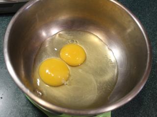 4、千层土豆,钵盆打入两颗蛋。