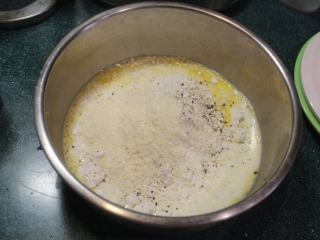 6、千层土豆,再加入面粉、盐、胡椒、帕玛森吉士粉。