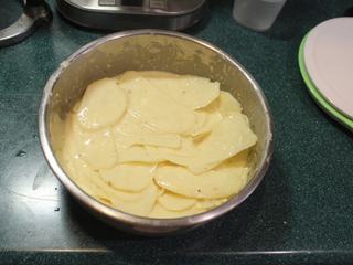 7、千层土豆,粉浆拌匀后，将土豆放入，每片都沾裹上粉浆。