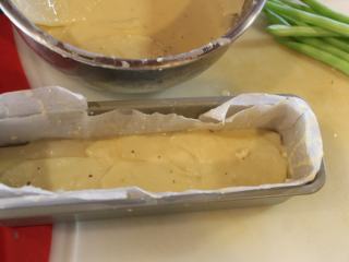 8、千层土豆,烤模铺上一层烤盘纸。将土豆片依序迭铺在烤模里。