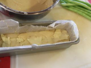 9、千层土豆,大约扑上2-3层后，放上一半的黄油。