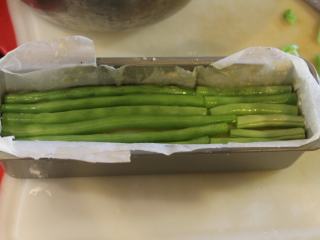 10、千层土豆,再铺一两层后，将四季豆紧密的摆满一层。用芦笋替代也是可以。