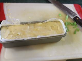 12、千层土豆,将所有的土豆片铺完后，上面洒上一些黑胡椒。  