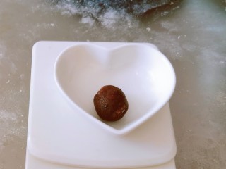5、油炸汤圆,取一份豆沙和糯米面团称重  豆沙每份约6克  糯米面约12克