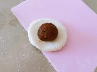 6、油炸汤圆,取一份糯米面压成圆片 包上红豆沙