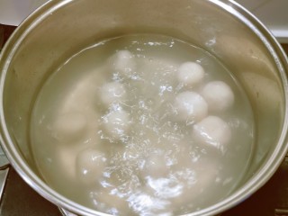 11、油炸汤圆,煮至漂浮起来