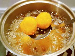 18、油炸汤圆,炸至金黄色捞出