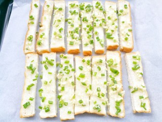 8、蒜香烤吐司,拌匀的椰子油抹在吐司表面。