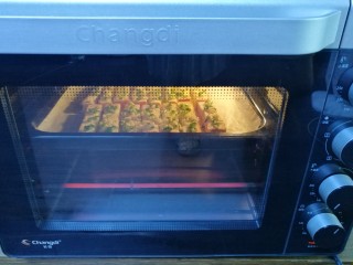 10、蒜香烤吐司,180度上下火烤5分钟左右，烤至面包表面上色即可。