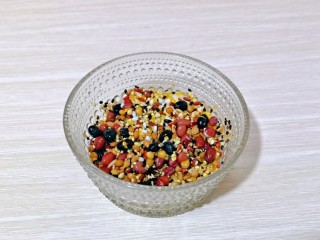 2、营养谷物杂粮粥,将十二谷杂粮放入器具中,用冷水冲洗干净。
