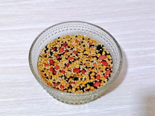 3、营养谷物杂粮粥,再加入纯净水泡30分钟。
