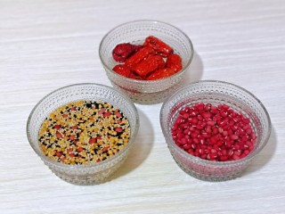 4、营养谷物杂粮粥,红豆同样洗干净,加入纯净水泡2小时,大枣洗干净,泡10分钟。