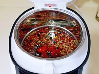 5、营养谷物杂粮粥,首先将泡好的红豆与杂粮倒入饭煲内胆中。