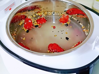 7、营养谷物杂粮粥,水位加到自己喜欢粥的口感位置即可,比如喜欢浓稠一点的,那么适当少添加一点纯净水,喜欢浓稠口感的,就适当减少水量。(但是水量不能低于最低水位线)