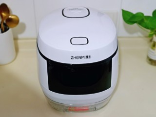 8、营养谷物杂粮粥,盖上脱糖饭煲盖子。