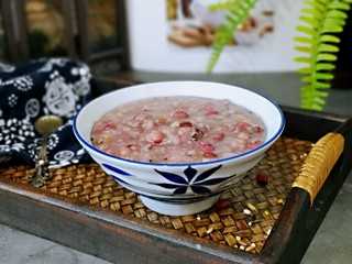 15、营养谷物杂粮粥,盛出装入碗中,即可食用。用这款饭煲做粥太合适了,一小时二十分熬出来的粥,口感香糯,老少皆宜。