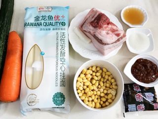 1、炸酱面,准备好需要的食材。