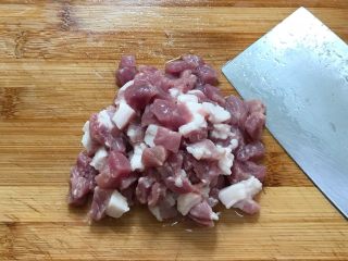 2、炸酱面,把五花肉冲洗干净,切成小块。