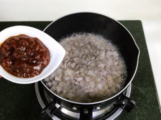 4、炸酱面,加入黄豆酱、料酒和糖。