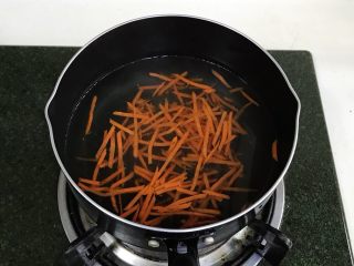 9、炸酱面,胡萝卜丝也下锅焯下。