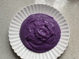 5、紫薯思慕雪,倒入盘中