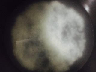 2、皮蛋瘦肉粥,倒入电饭煲加入适量的水