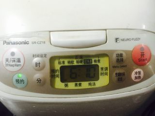 3、皮蛋瘦肉粥,电饭煲启动煮粥功能键