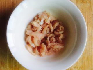4、皮蛋瘦肉粥,瘦肉切丝备用