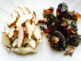 5、皮蛋瘦肉粥,香菇切丝、皮蛋切成小丁备用