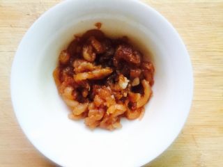 6、皮蛋瘦肉粥,将肉丝添加盐、海鲜酱油、白胡椒粉腌制5分钟