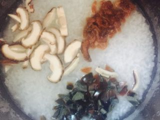 7、皮蛋瘦肉粥,把皮蛋、瘦肉、香菇倒入锅内