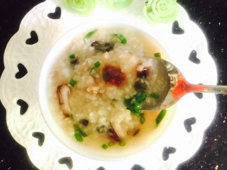 9、皮蛋瘦肉粥,加适量的味精、一大勺橄榄油、撒点葱花