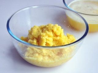 4、凤梨酥,用滤网将菠萝进行过滤，滤掉水份，尽量干一些，这样节约炒馅时间，如果用纱布挤掉水份更好，菠萝水可以直接喝掉。