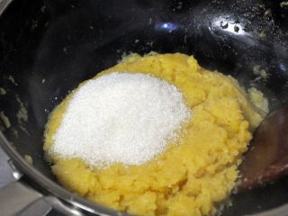 8、凤梨酥,颜色慢慢变黄，水份收干，放入白糖，继续炒馅，炒至色泽略焦糖色，在不糊锅的情况下，尽量把馅炒干一点。