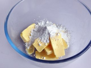 10、凤梨酥,取一个法焙客玻璃打蛋盆，将黄油切软化后，加入糖粉。（最近的天气很冷，，即使把黄油放室温一天，也达不到我们想要那种状态，这个时候，先把黄油切小