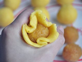 18、凤梨酥,像包汤圆一样，把馅料包裹在皮中，慢慢收口。